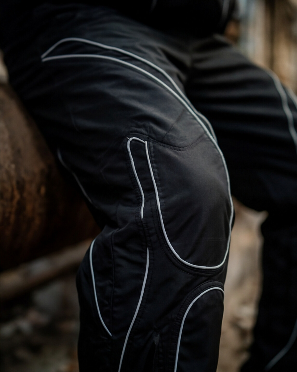 PANTALON PARACHUTE CON LINEAS REFLECTIVAS