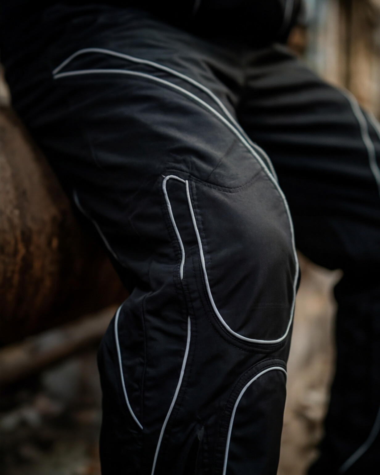 PANTALON PARACHUTE CON LINEAS REFLECTIVAS